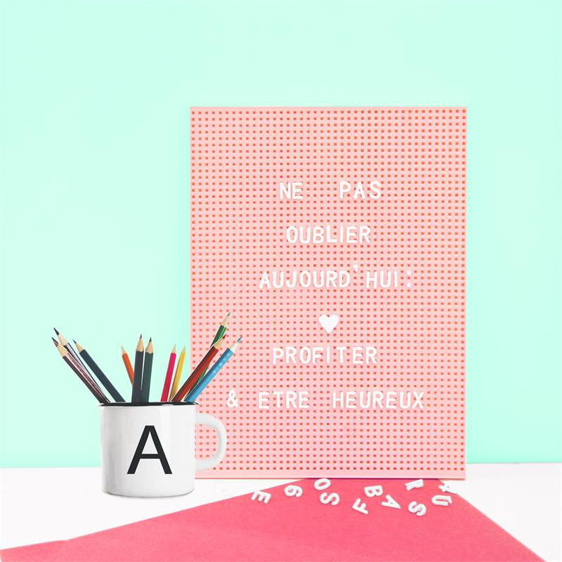 Tableau à messages avec 294 lettres et symboles